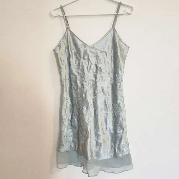 Morgan Taylor Embroidered Robe Slip Set Size Medium - Picture 4 of 15